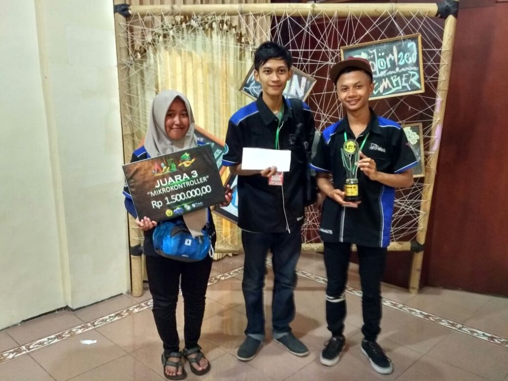 Tim “MABA TEUM” (Siti, Bisan, Andrianto) Meraih Juara 3 Kategori Mikrokontroler di JLT VI